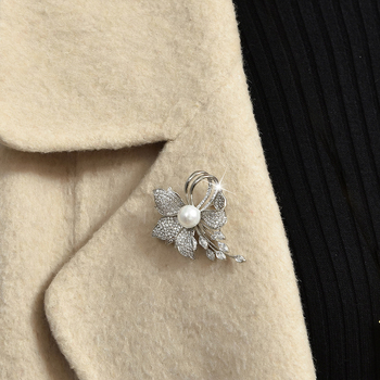 Brooch με φλοράλ σχέδιο, μεταλλική και με διαμάντια — αξεσουάρ διακόσμησης και δώρων