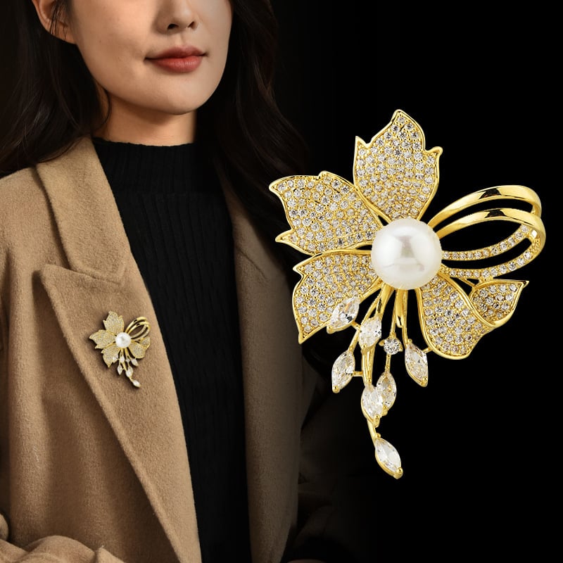 Brooch με φλοράλ σχέδιο, μεταλλική και με διαμάντια — αξεσουάρ διακόσμησης και δώρων