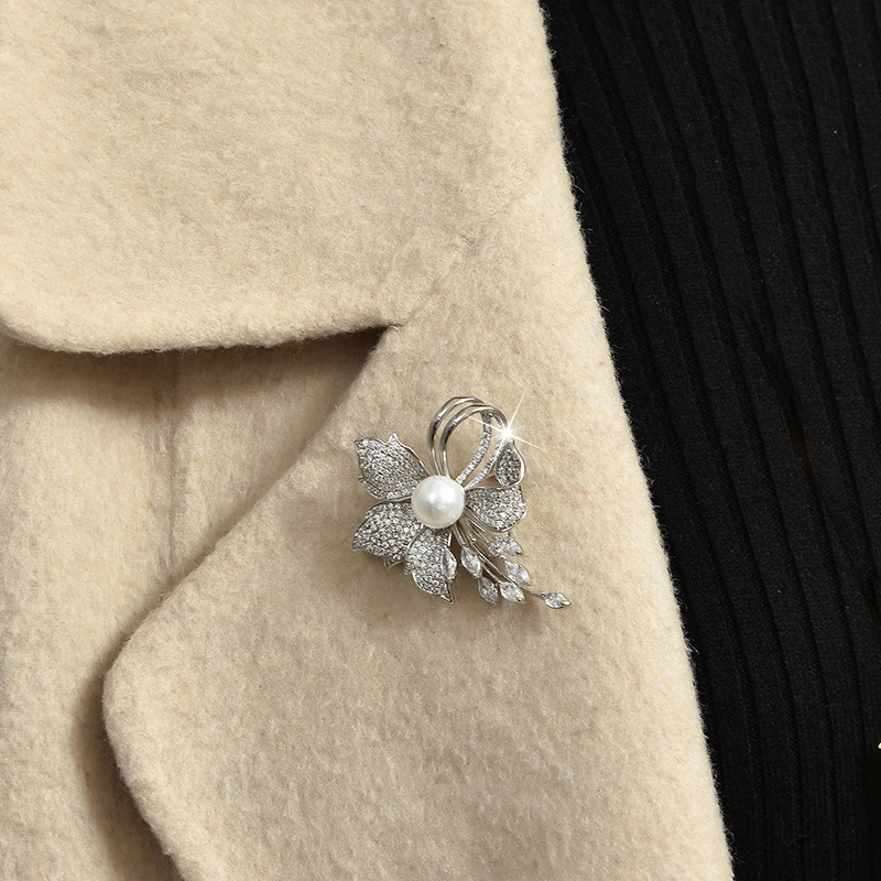 Brooch με φλοράλ σχέδιο, μεταλλική και με διαμάντια — αξεσουάρ διακόσμησης και δώρων