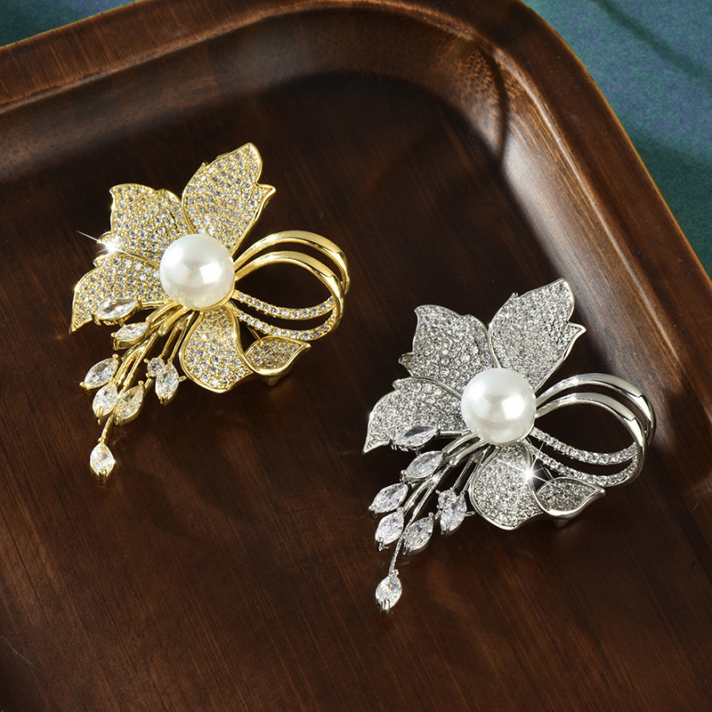 Brooch με φλοράλ σχέδιο, μεταλλική και με διαμάντια — αξεσουάρ διακόσμησης και δώρων