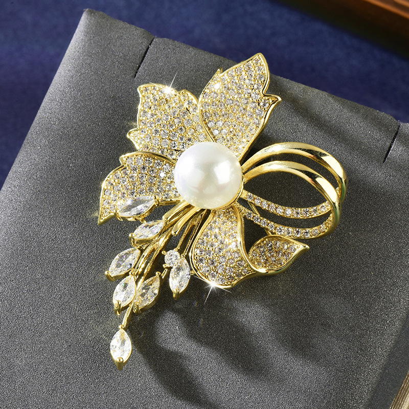 Brooch με φλοράλ σχέδιο, μεταλλική και με διαμάντια — αξεσουάρ διακόσμησης και δώρων