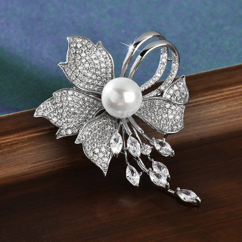 Brooch με φλοράλ σχέδιο, μεταλλική και με διαμάντια — αξεσουάρ διακόσμησης και δώρων