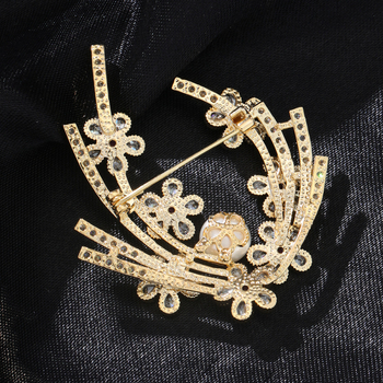 Cuprinė segė gėlės formos su cirkono įdėklu ir ametisto kristalais