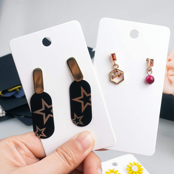 Kraft popieriaus pakabint kortelė auskarams, individualus logotipo spausdinimas, pakuotės variantai: 50 ar 100 kortelių su OPP maišeliais