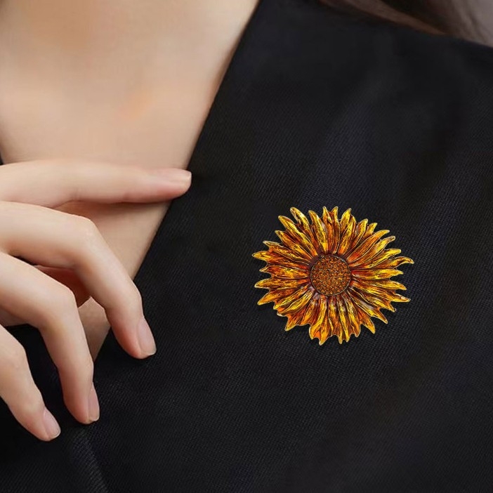 Ötvözetből készült napraforgó kitűző, vintage stílusú zománc, gyémánt díszítés