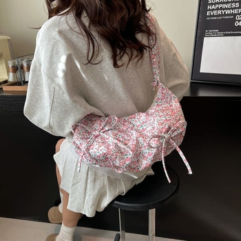 Női vászon táska masnival — dumpling alak, Oxford anyag, cipzáras zárás, poliészter bélés, mobiltelefon rekesz, tavasz 2025