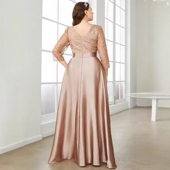 Vakarinė suknelė su ilgu sijonu, liemens linija vidutinė, reguliarūs rankogaliai, U formos kaklo iškirptė