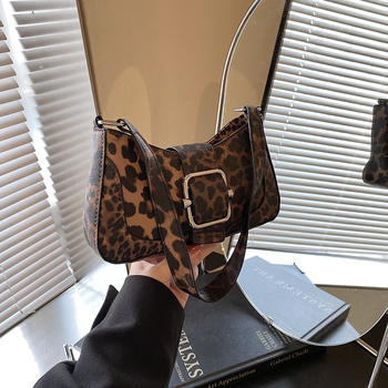 Crossbody/oldalt vállon tartható táska leopard mintával, PU anyag, vízszintes négyszögletes forma, húzózsinóros zárás.
