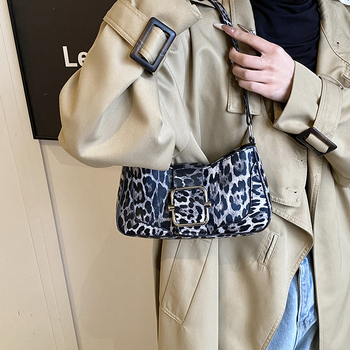Crossbody/oldalt vállon tartható táska leopard mintával, PU anyag, vízszintes négyszögletes forma, húzózsinóros zárás.