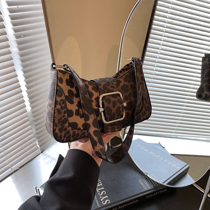 Crossbody/plecu soma ar leoparda rakstu, PU materiāls, horizontāla kvadrātforma, aizdare ar auklu.