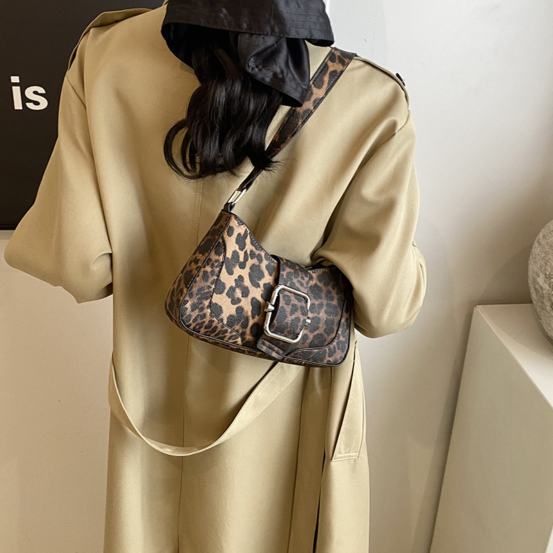 Crossbody/oldalt vállon tartható táska leopard mintával, PU anyag, vízszintes négyszögletes forma, húzózsinóros zárás.