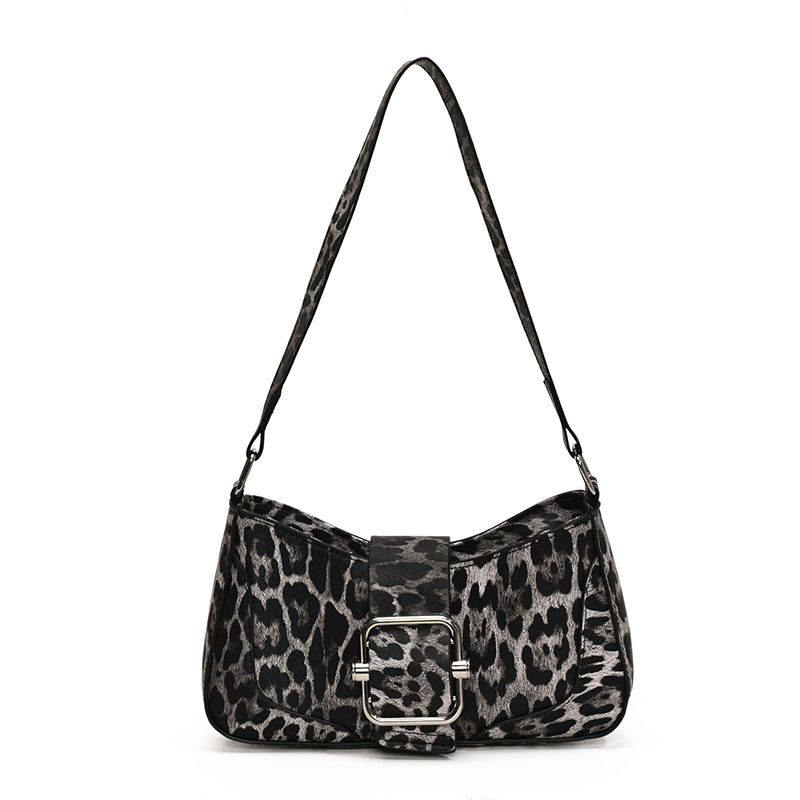 Crossbody/oldalt vállon tartható táska leopard mintával, PU anyag, vízszintes négyszögletes forma, húzózsinóros zárás.