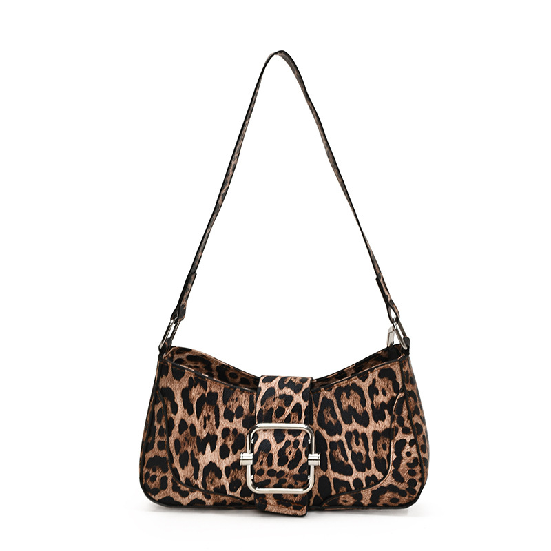 Crossbody/oldalt vállon tartható táska leopard mintával, PU anyag, vízszintes négyszögletes forma, húzózsinóros zárás.