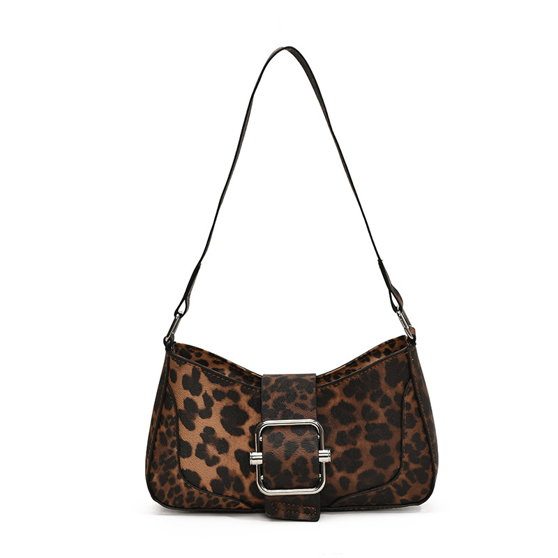 Crossbody/oldalt vállon tartható táska leopard mintával, PU anyag, vízszintes négyszögletes forma, húzózsinóros zárás.