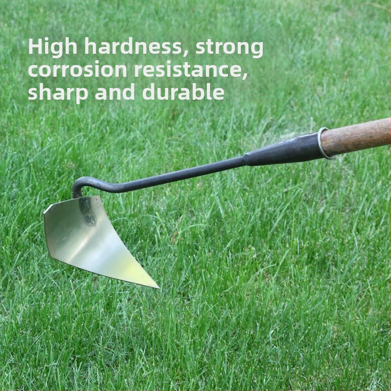 Триъгълна лопатка от удебелена манганова стомана за разрохкване на почвата и копаене на канави, с остра глава.