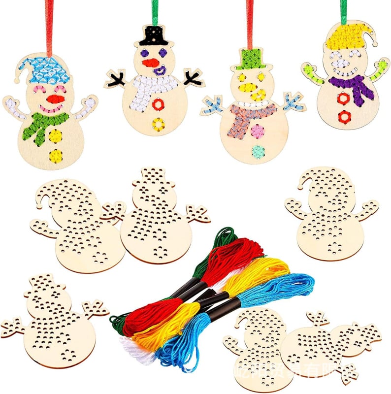 Fából készült keresztszemes medálkészlet – karácsonyi díszek a fára, 10 darab, hóember és mézeskalács ember stílusban
