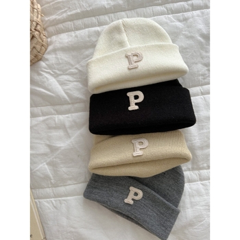 Плетена детска шапка с лого P – куполна върха, широка козирка, пази шията, анимационен стил, за 0–12 месеца, зима