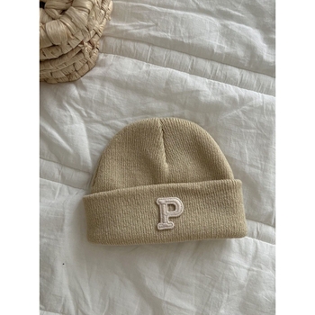 Плетена детска шапка с лого P – куполна върха, широка козирка, пази шията, анимационен стил, за 0–12 месеца, зима