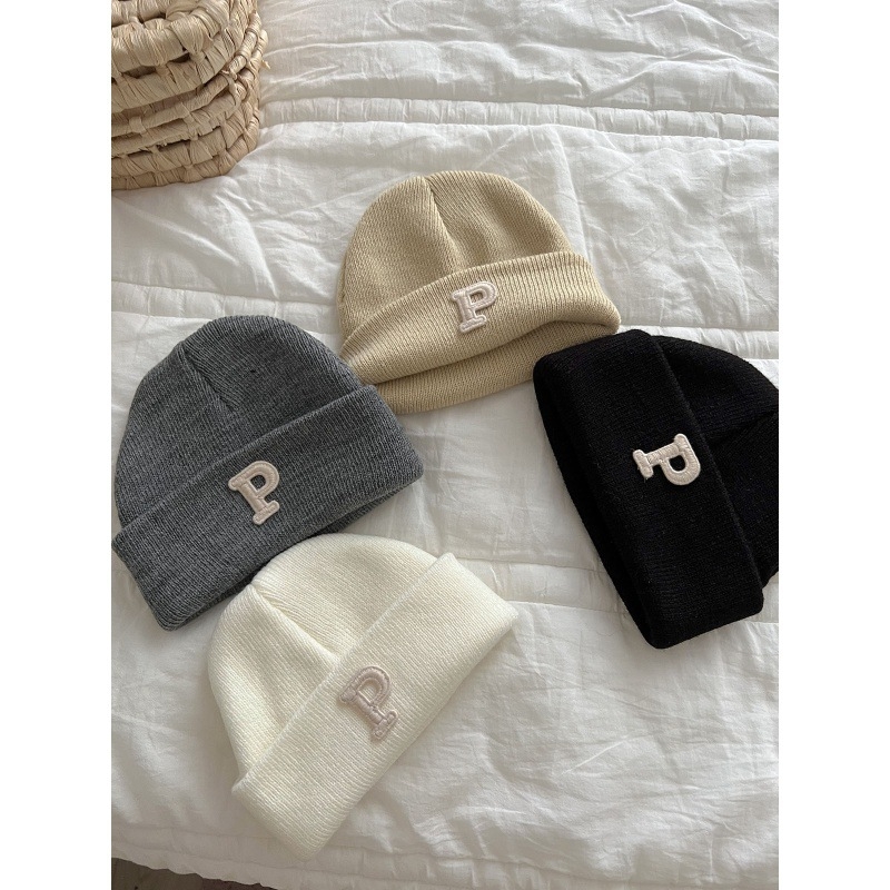 Плетена детска шапка с лого P – куполна върха, широка козирка, пази шията, анимационен стил, за 0–12 месеца, зима