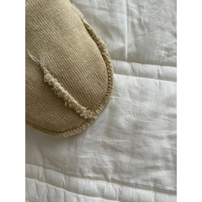 Плетена детска шапка с лого P – куполна върха, широка козирка, пази шията, анимационен стил, за 0–12 месеца, зима