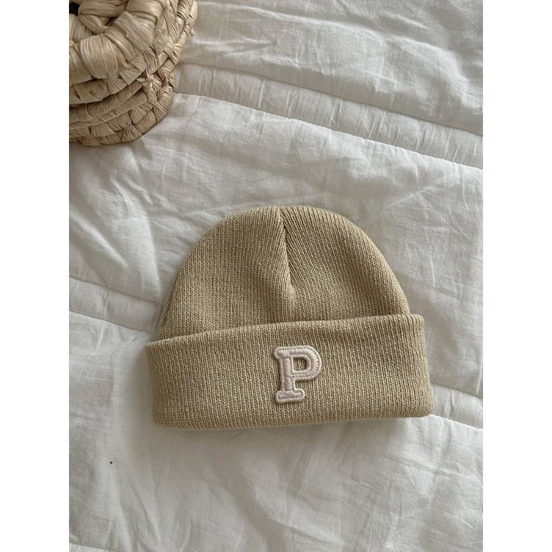 Плетена детска шапка с лого P – куполна върха, широка козирка, пази шията, анимационен стил, за 0–12 месеца, зима