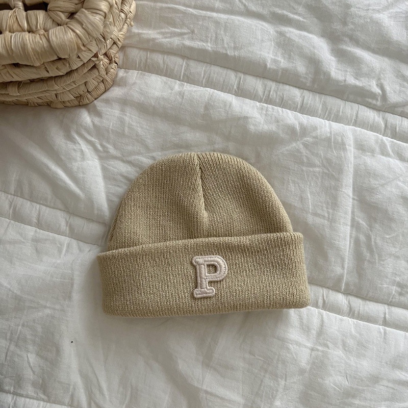 Плетена детска шапка с лого P – куполна върха, широка козирка, пази шията, анимационен стил, за 0–12 месеца, зима