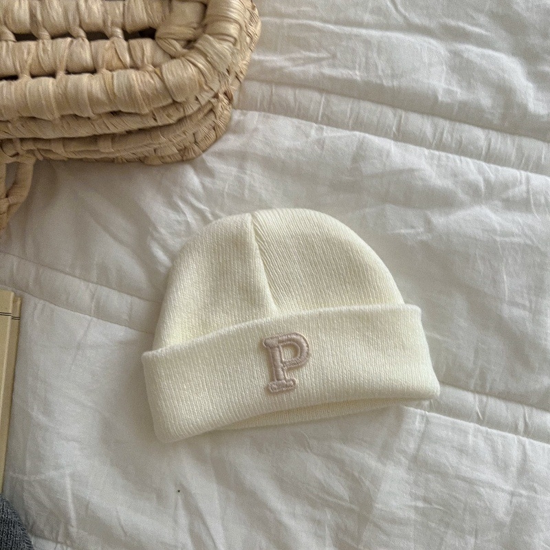 Плетена детска шапка с лого P – куполна върха, широка козирка, пази шията, анимационен стил, за 0–12 месеца, зима