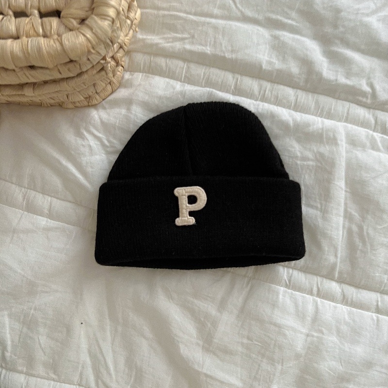 Плетена детска шапка с лого P – куполна върха, широка козирка, пази шията, анимационен стил, за 0–12 месеца, зима