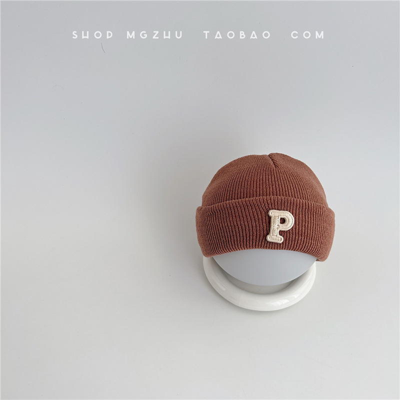 Плетена детска шапка с лого P – куполна върха, широка козирка, пази шията, анимационен стил, за 0–12 месеца, зима