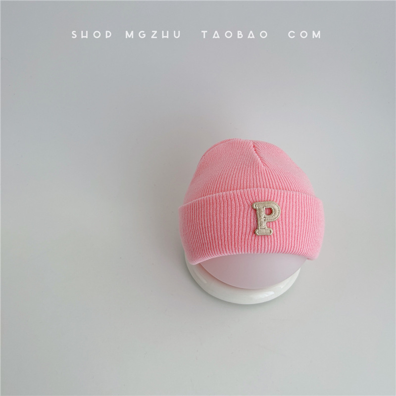 Плетена детска шапка с лого P – куполна върха, широка козирка, пази шията, анимационен стил, за 0–12 месеца, зима