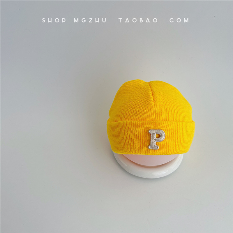 Плетена детска шапка с лого P – куполна върха, широка козирка, пази шията, анимационен стил, за 0–12 месеца, зима