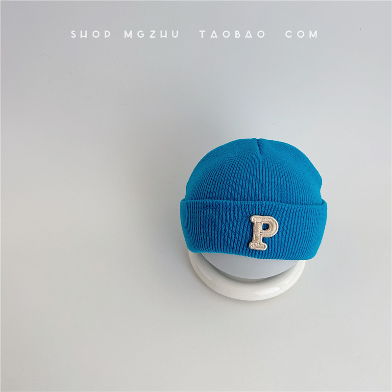 Плетена детска шапка с лого P – куполна върха, широка козирка, пази шията, анимационен стил, за 0–12 месеца, зима