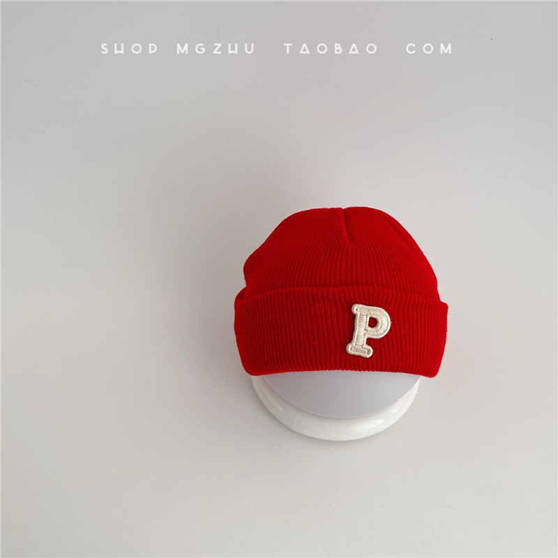 Плетена детска шапка с лого P – куполна върха, широка козирка, пази шията, анимационен стил, за 0–12 месеца, зима