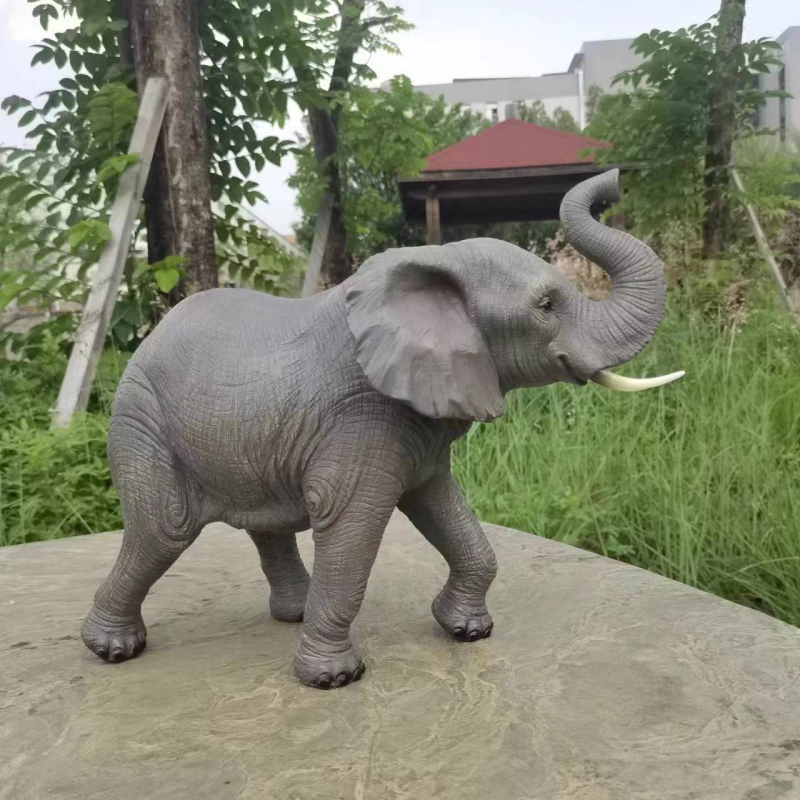 Gyanta állatfigura, rajzfilm stílusú, gravírozás és polírozás, márka Only high