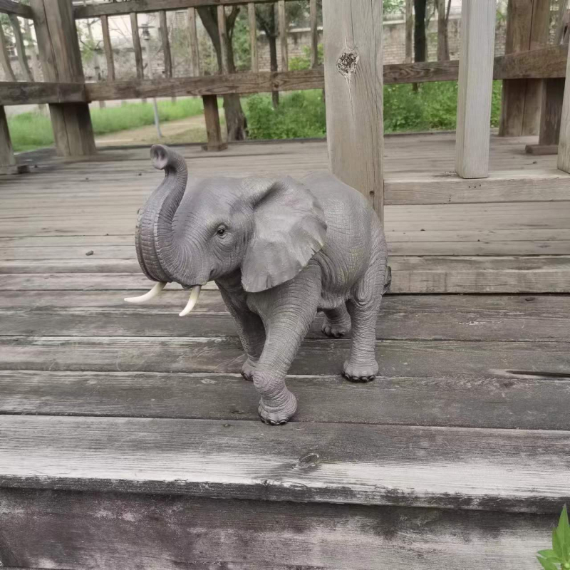 Gyanta állatfigura, rajzfilm stílusú, gravírozás és polírozás, márka Only high