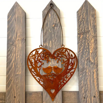 Fali művészet – lézeresen kivágott fém siluett, két madár, amely szív alakot alkot, geometriai falidísz; otthonra, irodába és kertbe; ajándék lakásavatóra és Valentin-napra.