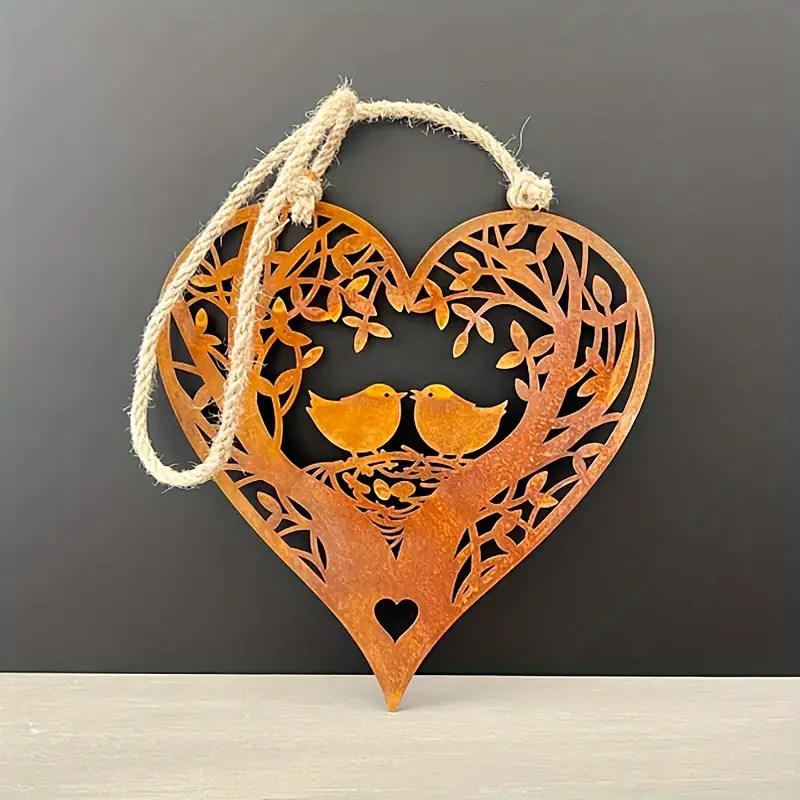 Fali művészet – lézeresen kivágott fém siluett, két madár, amely szív alakot alkot, geometriai falidísz; otthonra, irodába és kertbe; ajándék lakásavatóra és Valentin-napra.