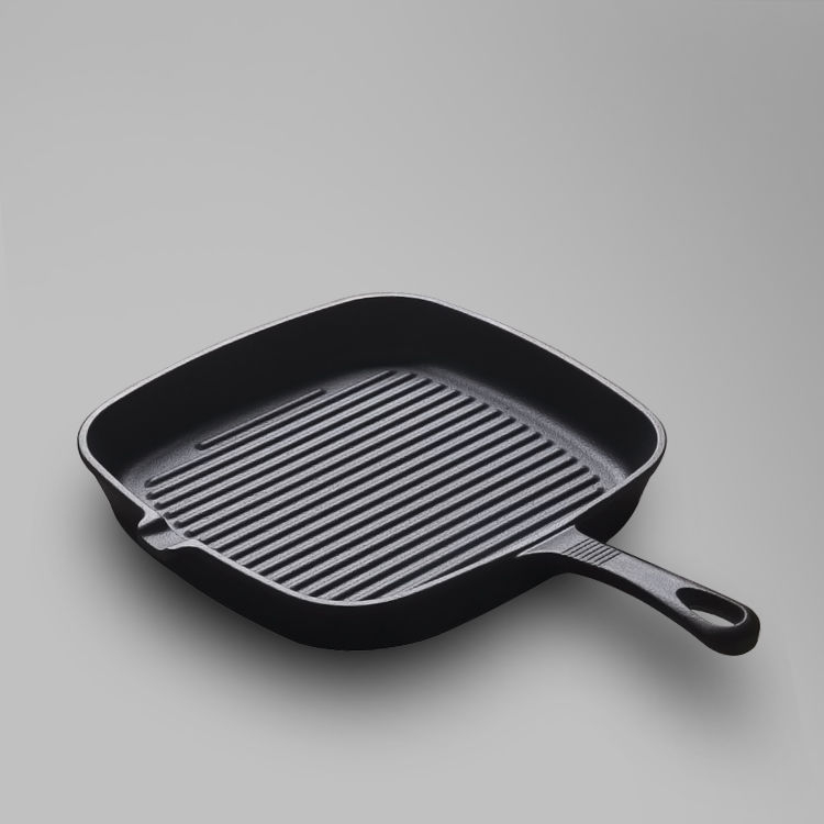 Чугунен квадратен тиган с двойни дръжки, плоско дъно, с ивици по повърхността за пържене и печене.