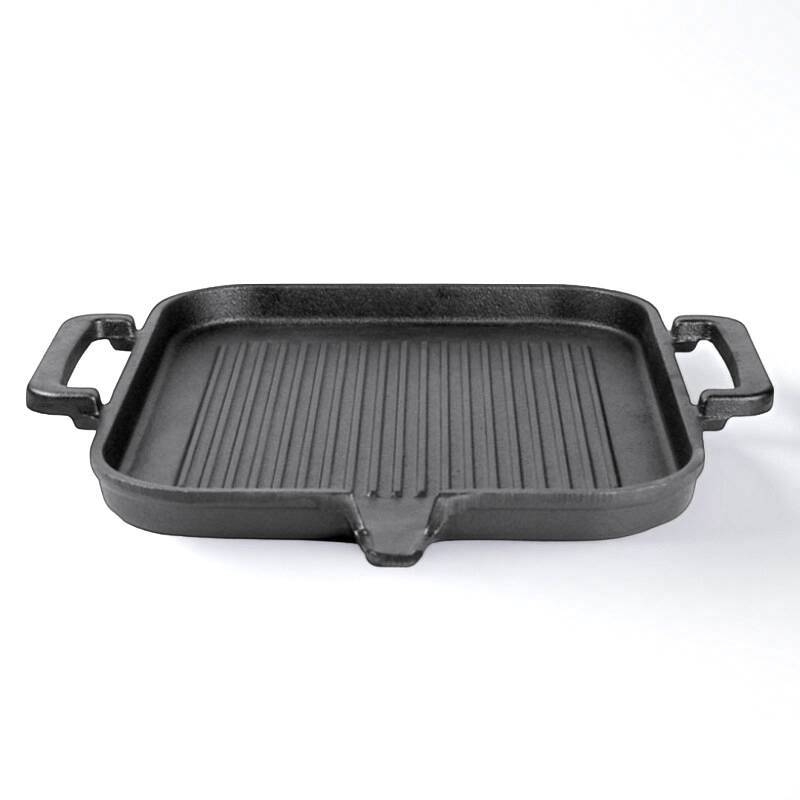 Чугунен квадратен тиган с двойни дръжки, плоско дъно, с ивици по повърхността за пържене и печене.