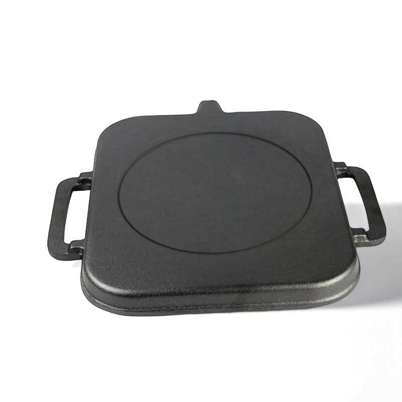 Чугунен квадратен тиган с двойни дръжки, плоско дъно, с ивици по повърхността за пържене и печене.