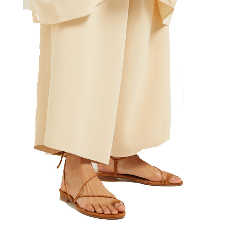 Plus dydžio moterų plokščių sandalų su dirželiais ir sagtimis, apvalios nosies priekinė dalis, guma padas, vidus iš imitacinės odos, kilmė Čengdū, Sičuano