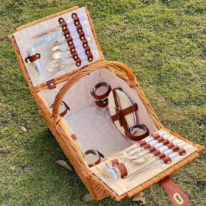 Pikniko krepšys – pintas iš ratano, rankinės formos, modelis Picnic basket, apkrova iki 2,5 kg, su dangčiu