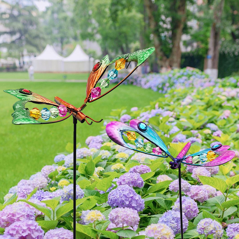 Fémből készült kerti dísz dragonfly és butterfly motívumokkal, pásztorális stílus, vasból, Mijia crafts; alkalmas kertre, udvarra, parkra, irodára és vendéglátóhelyekre. (Anyag: Vas; Márka: Mijia crafts; Kategória: Állatok; Stílus: Pásztorális)