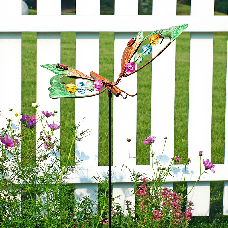 Fémből készült kerti dísz dragonfly és butterfly motívumokkal, pásztorális stílus, vasból, Mijia crafts; alkalmas kertre, udvarra, parkra, irodára és vendéglátóhelyekre. (Anyag: Vas; Márka: Mijia crafts; Kategória: Állatok; Stílus: Pásztorális)