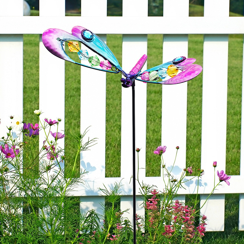 Fémből készült kerti dísz dragonfly és butterfly motívumokkal, pásztorális stílus, vasból, Mijia crafts; alkalmas kertre, udvarra, parkra, irodára és vendéglátóhelyekre. (Anyag: Vas; Márka: Mijia crafts; Kategória: Állatok; Stílus: Pásztorális)