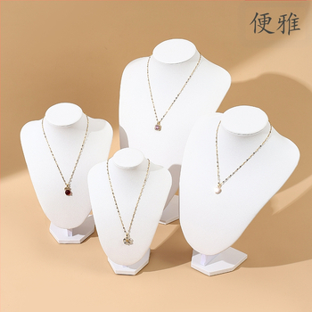 Δερμάτινο στήριγμα για κολιέ με μεταλλικό πλαίσιο, πορτρέτο-μοντέλο, λανσάρισμα Άνοιξη 2025