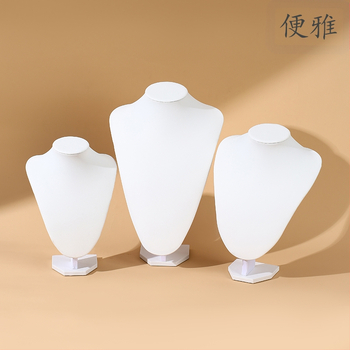 Δερμάτινο στήριγμα για κολιέ με μεταλλικό πλαίσιο, πορτρέτο-μοντέλο, λανσάρισμα Άνοιξη 2025