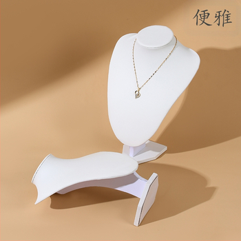 Δερμάτινο στήριγμα για κολιέ με μεταλλικό πλαίσιο, πορτρέτο-μοντέλο, λανσάρισμα Άνοιξη 2025