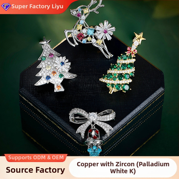 Брошка Коледна елха с елени и панделка — луксозен стил (Материал: мед; Обработка: електроплакиране; Тип: брошка)