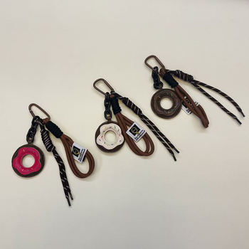 Donut formos rankinės pakabukas su vaisių raštu, nailoninis pakabukas rankinėms, stilius: nacionalinė tendencija ir naujasis stilius (Nailonas; Vaisių raštas; Stilius: Nacionalinė tendencija ir Naujas stilius; Sezonas: Žiema 2024)